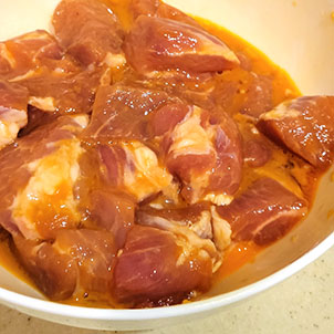 用一整隻雞蛋醃豬肉可能會有點多，蛋液這樣就夠。剩下的可以炒蛋？