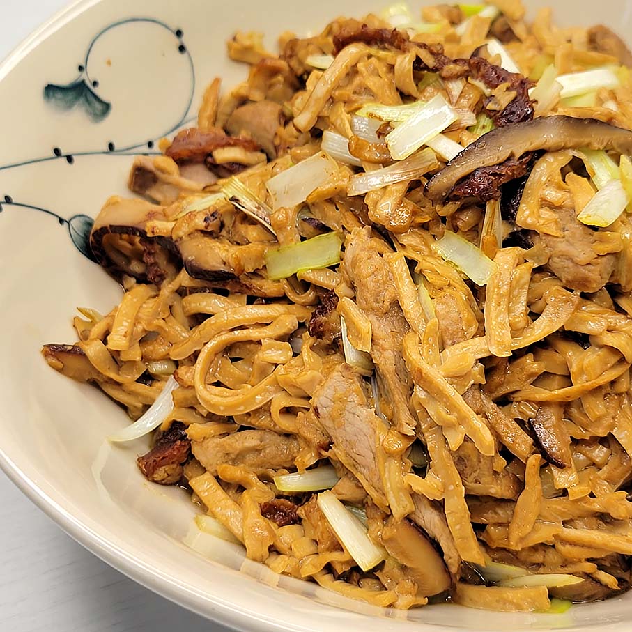 火鴨絲炆「伊麵」（腐皮絲）