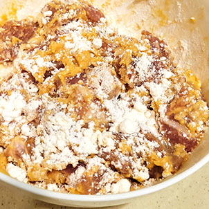 很多時我懶得逐粒豬肉裹麵粉，就倒進去隨意撈勻也是可以的。