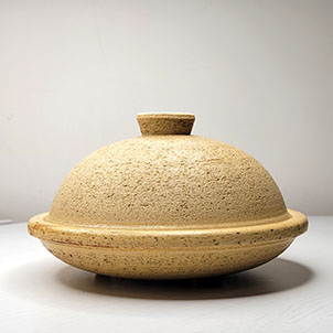 這個長谷園伊賀焼土鍋原來買了差不多十年，特別之處是標榜可微波爐用，蓋子先浸水有蒸煮效果。