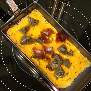 這個小鑊比常見的窄，用一隻蛋就做到蛋卷。